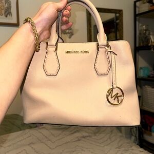 Micheal kors purse. Has tags. Has been used.